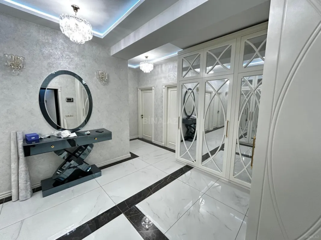 Satılır 4 otaqlı mənzil 184 m²