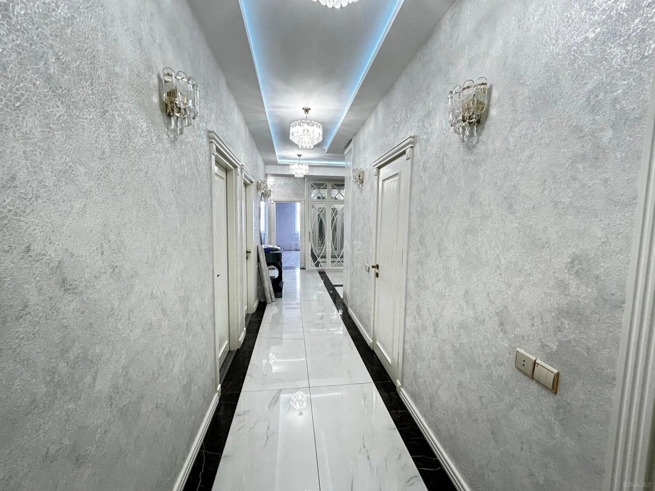 Satılır 4 otaqlı mənzil 184 m²