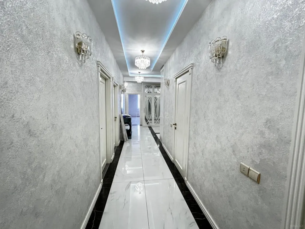 Satılır 4 otaqlı mənzil 184 m²