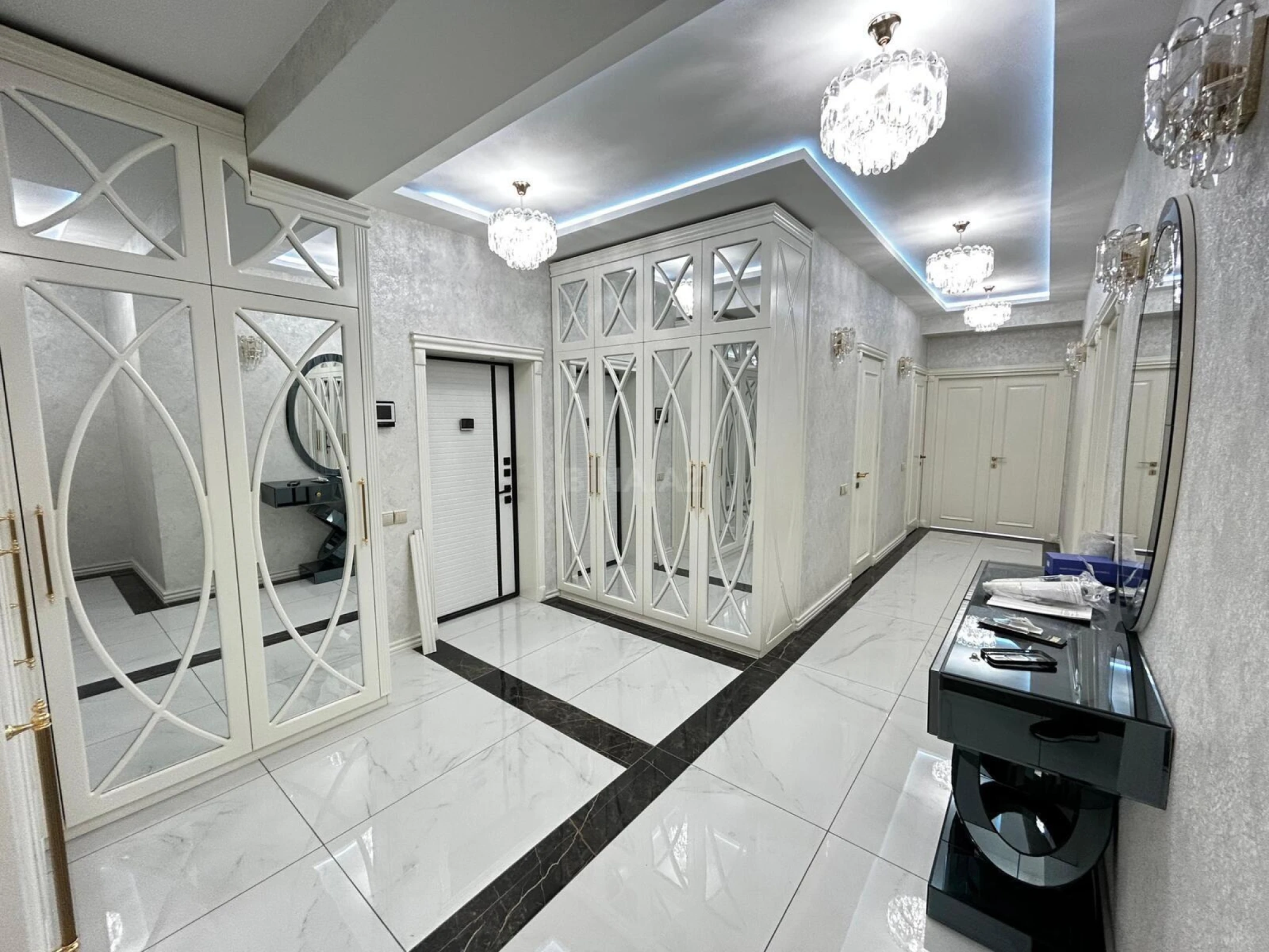 Satılır 4 otaqlı mənzil 184 m²