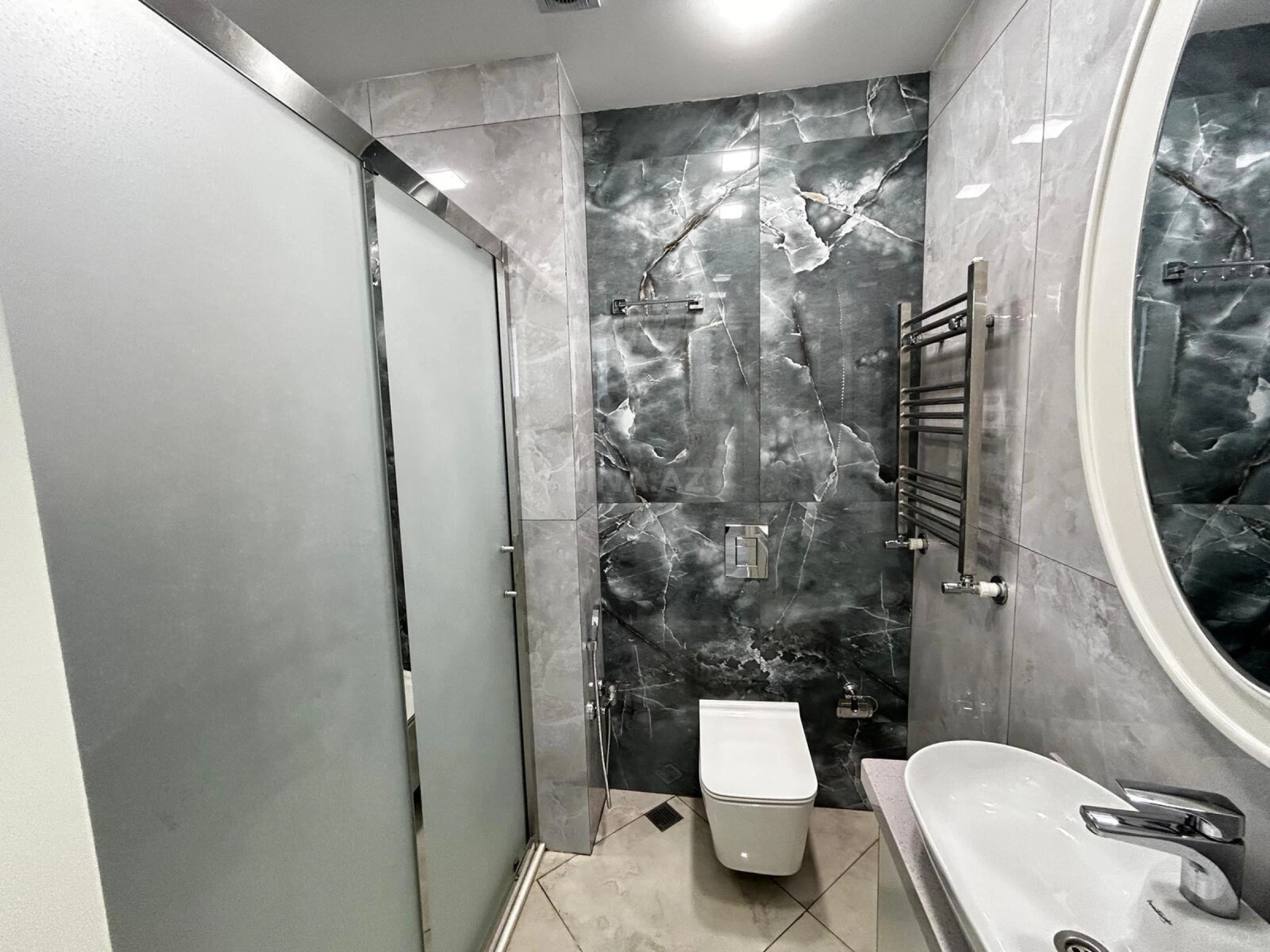 Satılır 4 otaqlı mənzil 184 m²