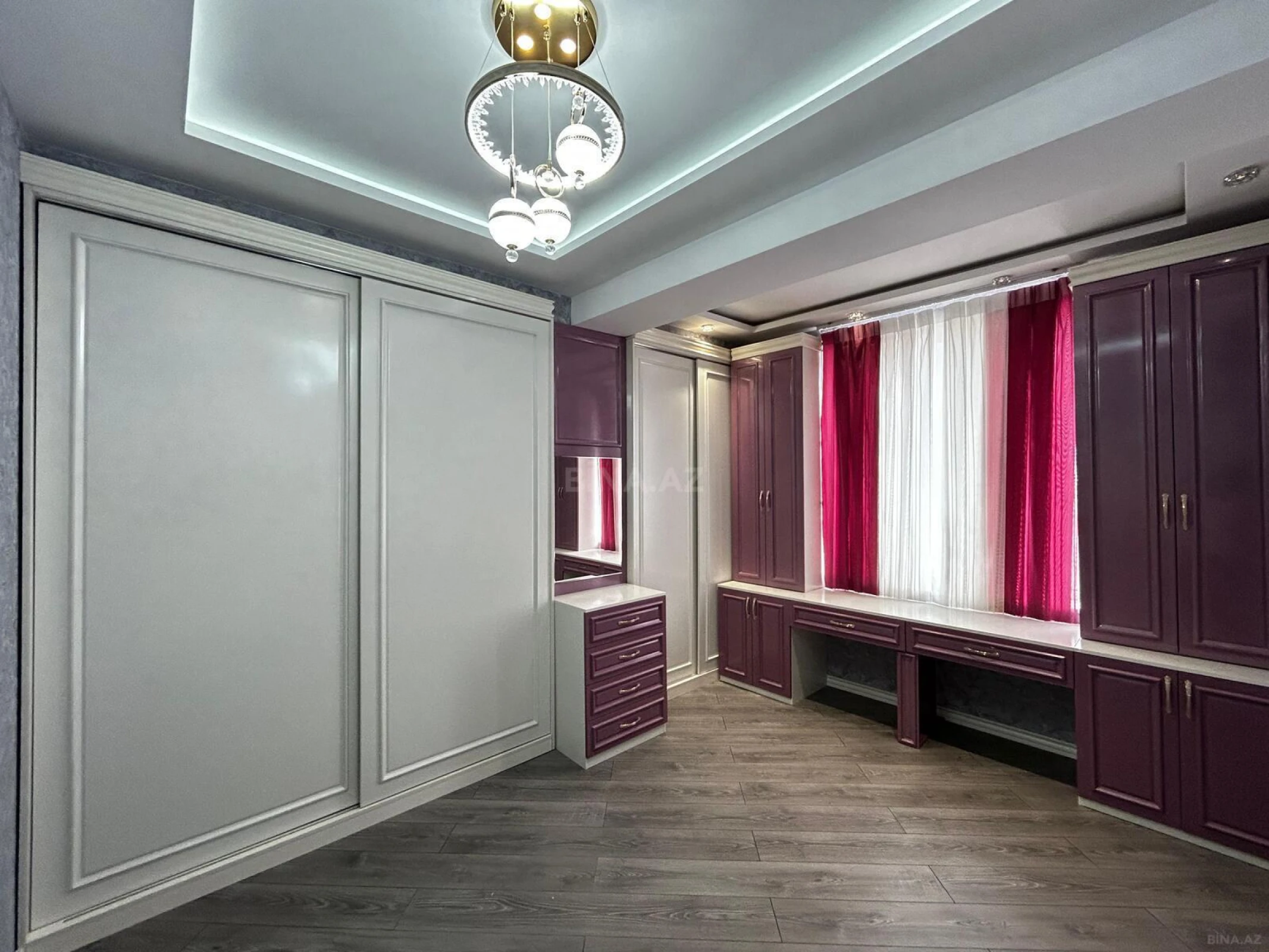 Satılır 4 otaqlı mənzil 184 m²