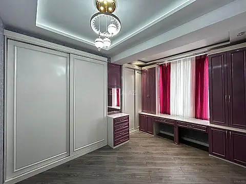 Satılır 4 otaqlı mənzil 184 m²
