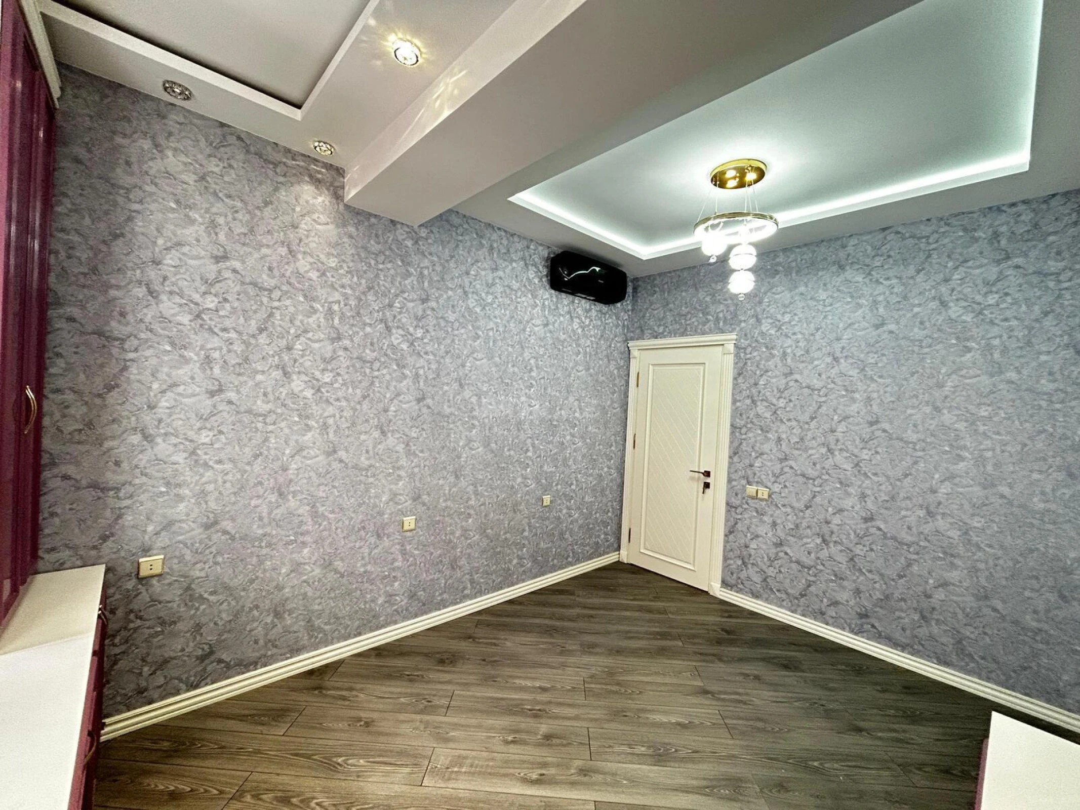 Satılır 4 otaqlı mənzil 184 m²