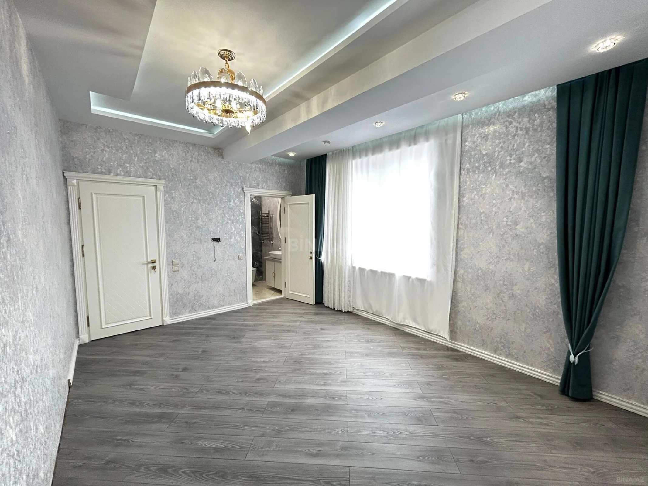 Satılır 4 otaqlı mənzil 184 m²