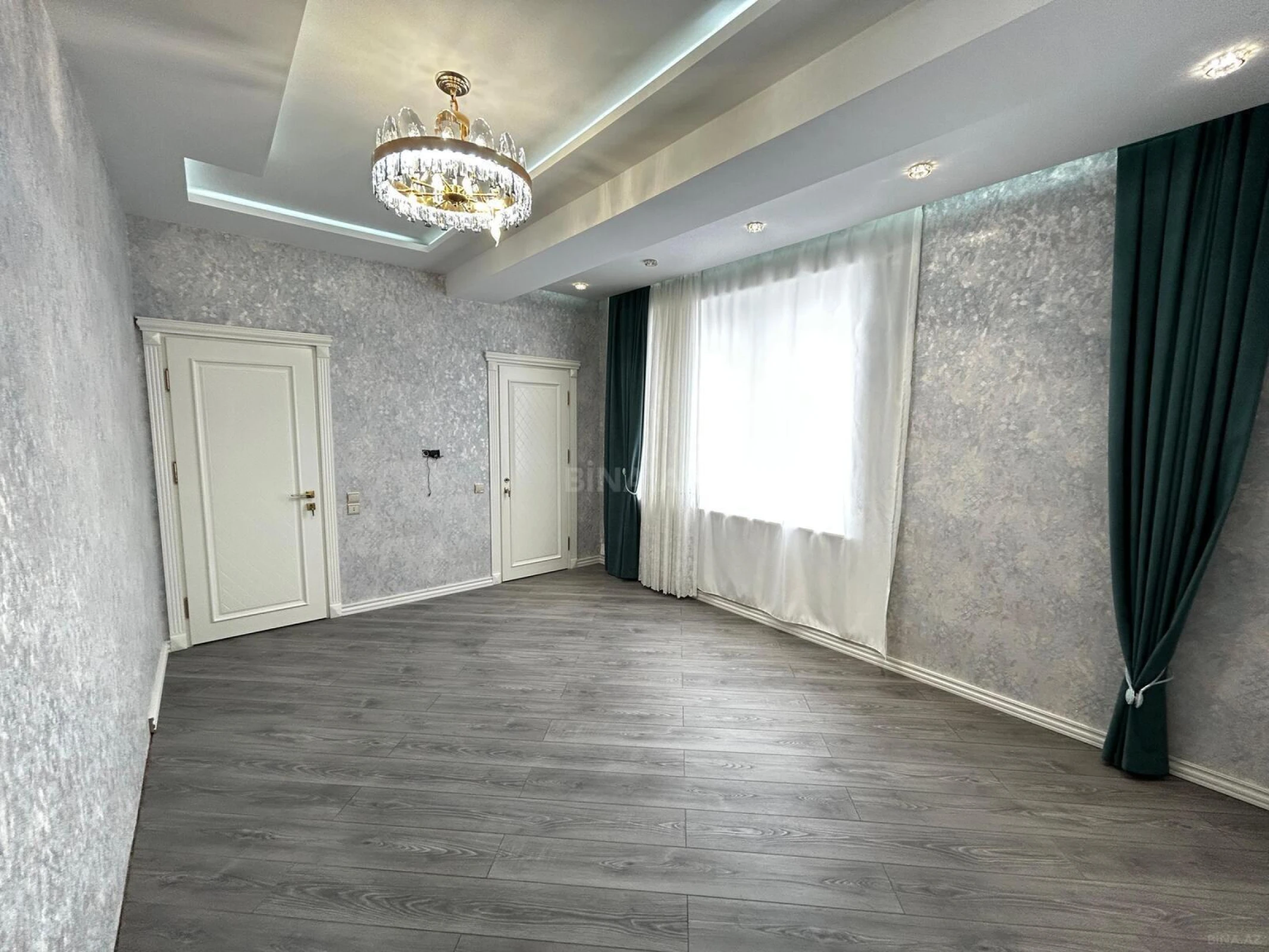 Satılır 4 otaqlı mənzil 184 m²