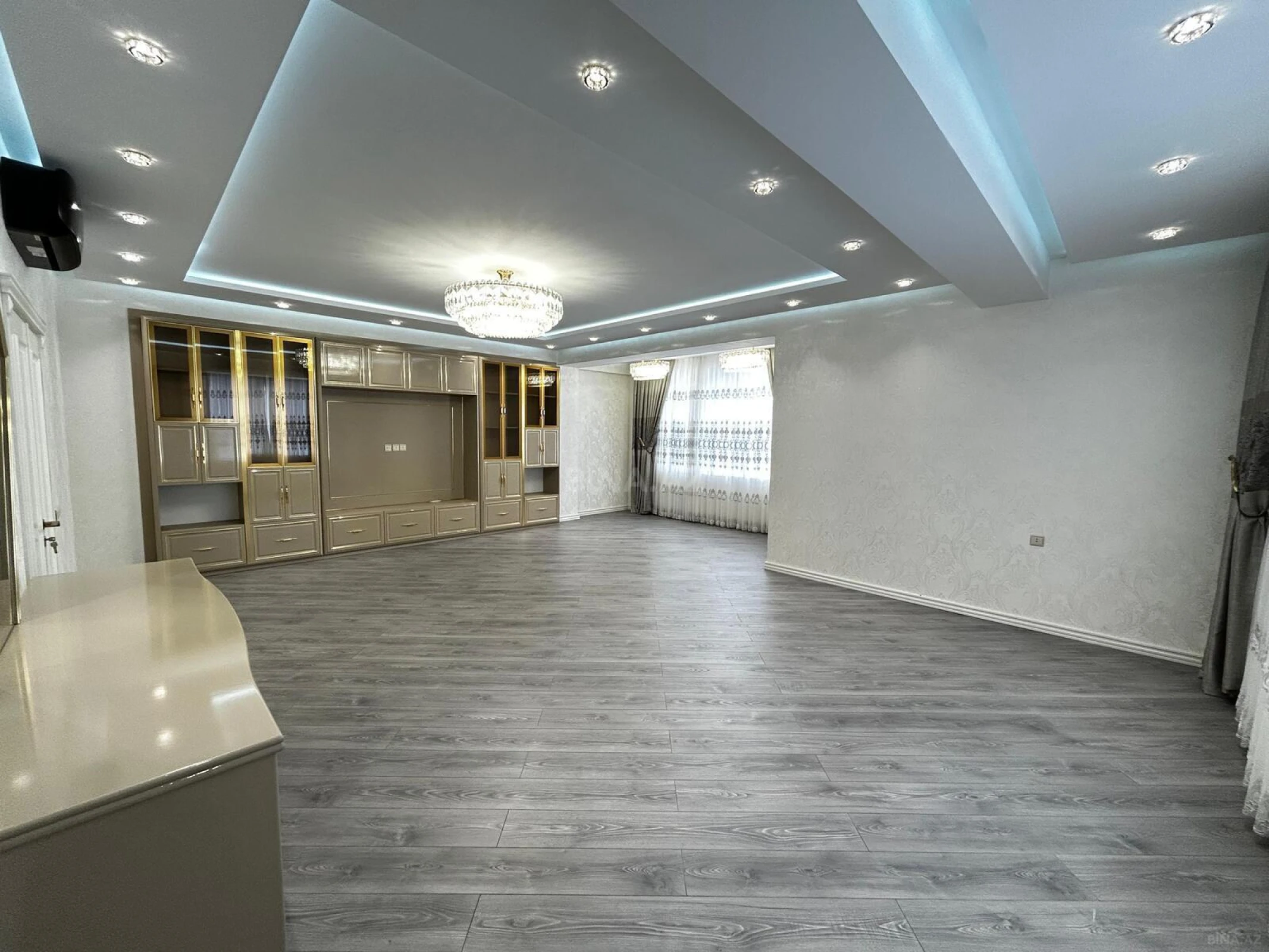 Satılır 4 otaqlı mənzil 184 m²