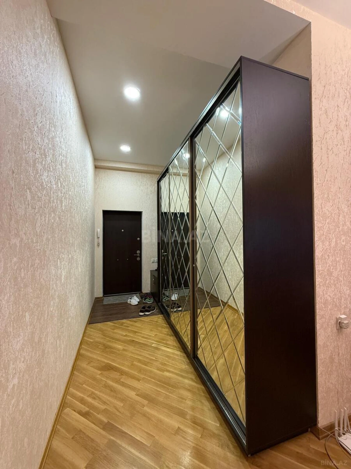 Satılır 2 otaqlı mənzil 82 m²
