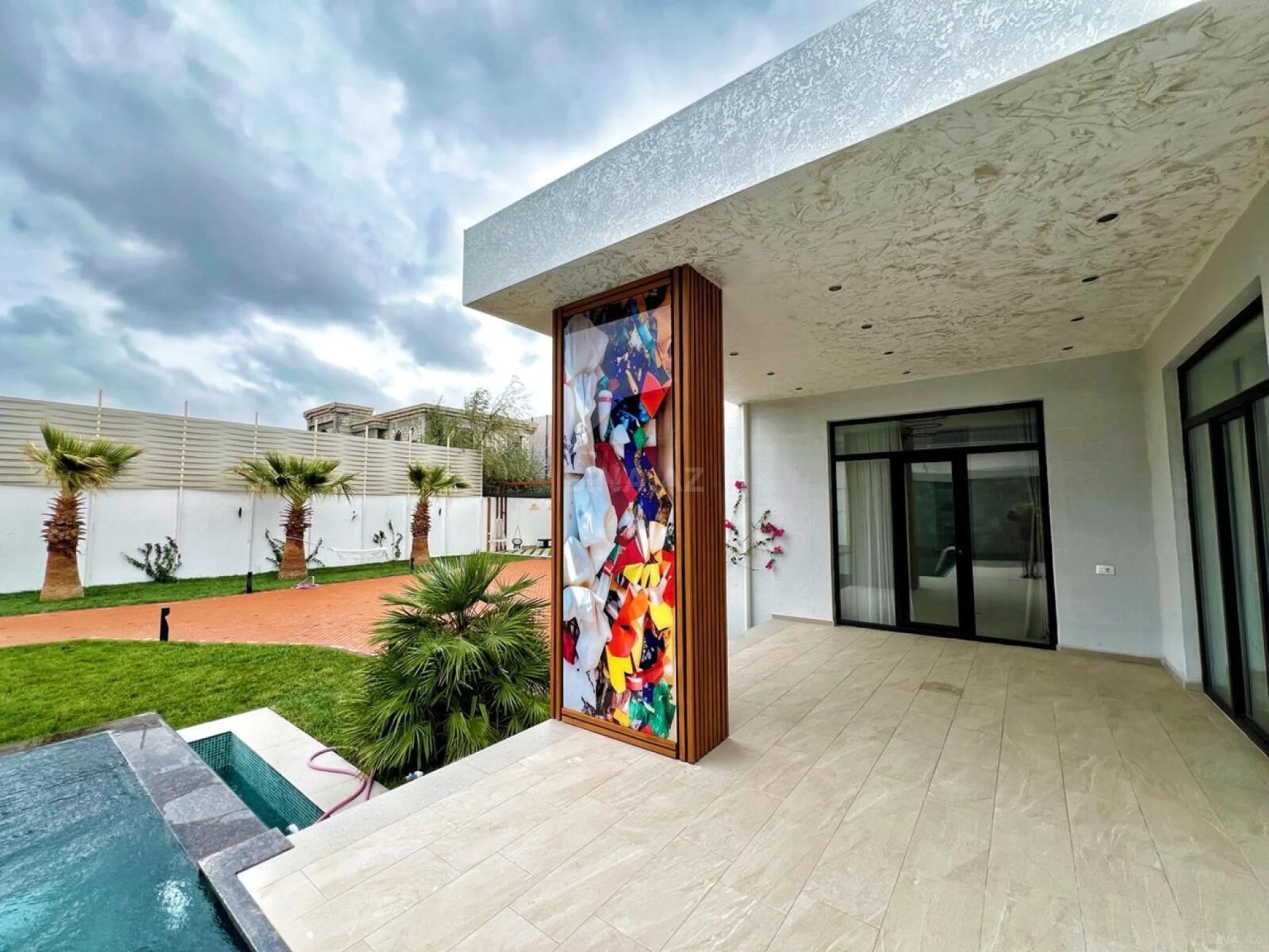 Satılır 5 otaqlı həyət evi 280 m²