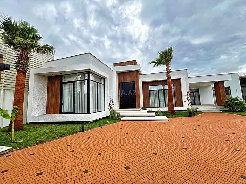 Satılır 5 otaqlı həyət evi 280 m²