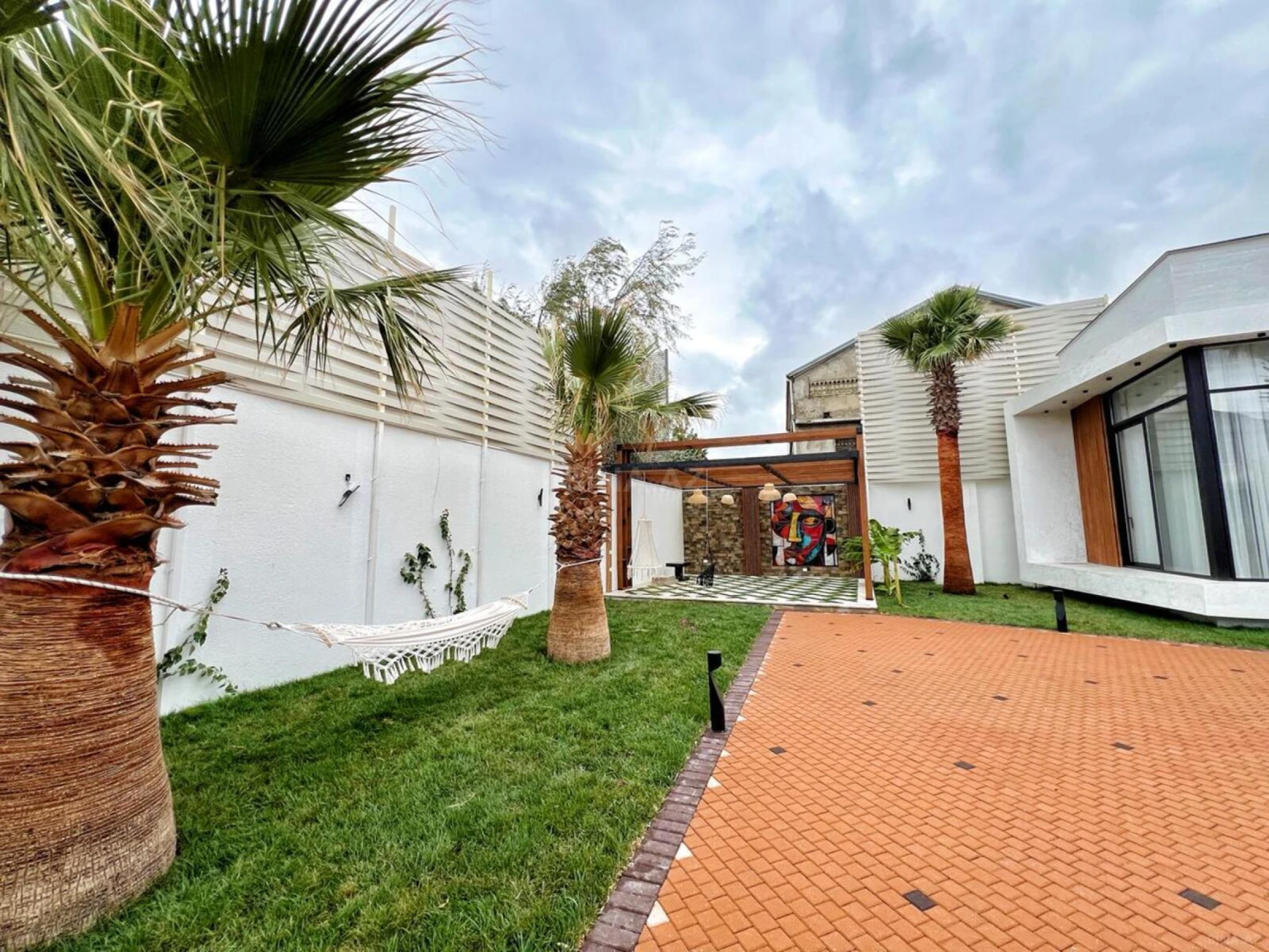 Satılır 5 otaqlı həyət evi 280 m²