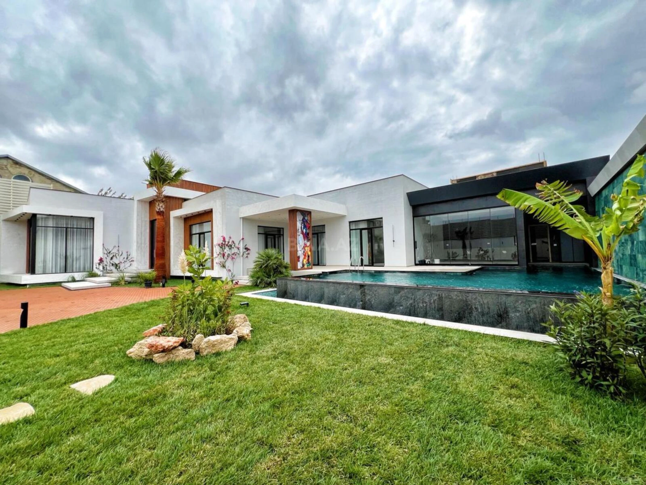 Satılır 5 otaqlı həyət evi 280 m²