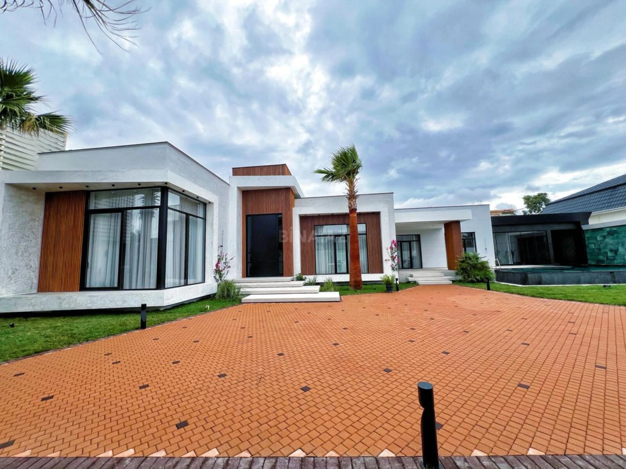 Satılır 5 otaqlı həyət evi 280 m²