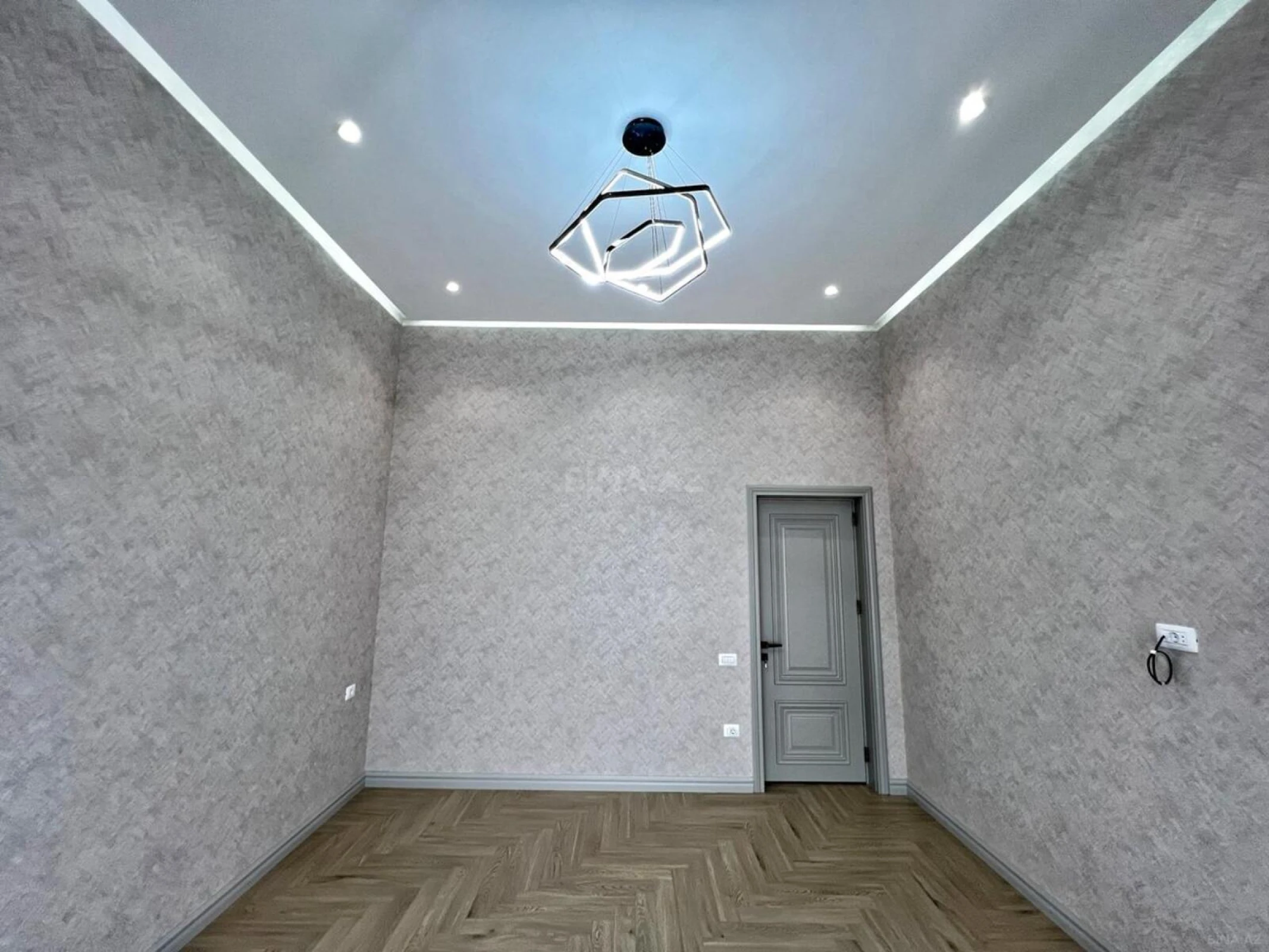 Satılır 5 otaqlı həyət evi 280 m²