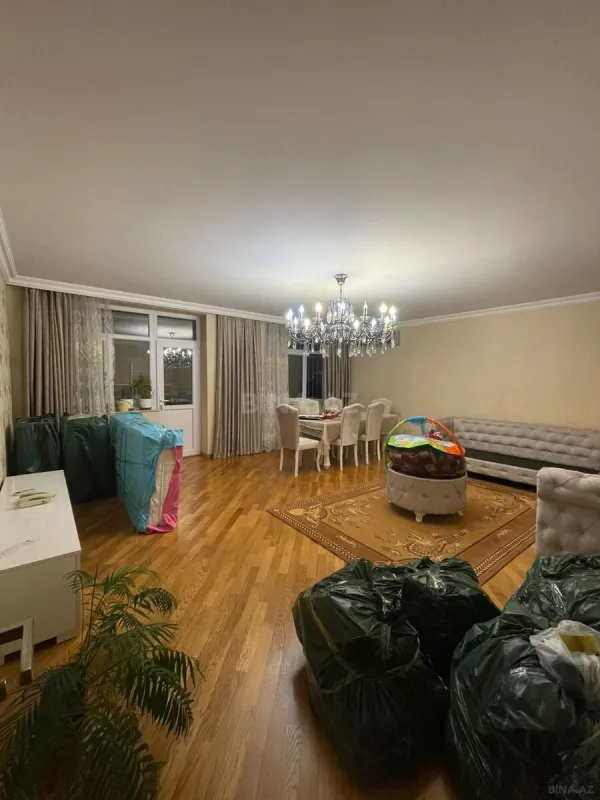 Satılır 5 otaqlı mənzil 130 m²
