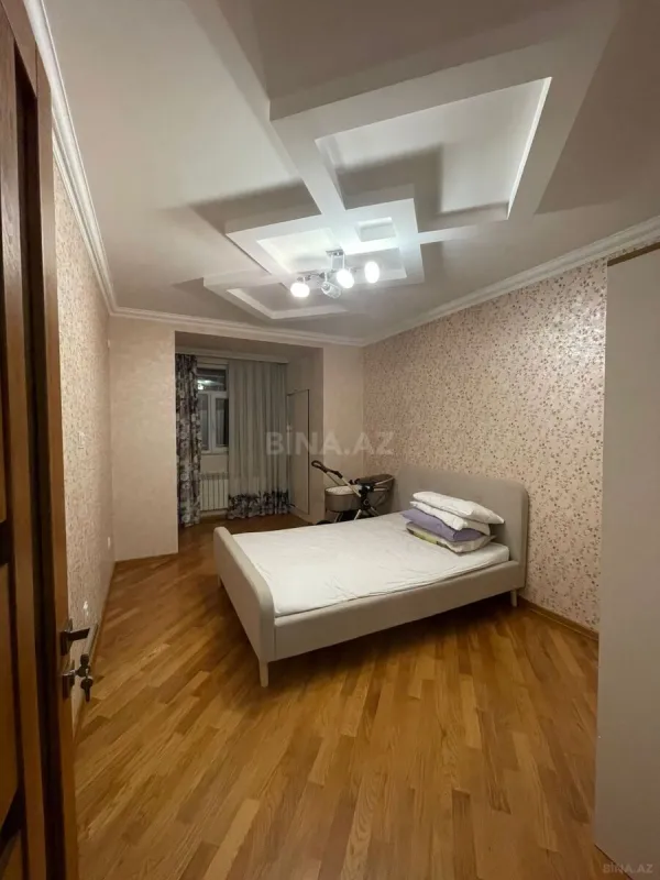 Satılır 5 otaqlı mənzil 130 m²
