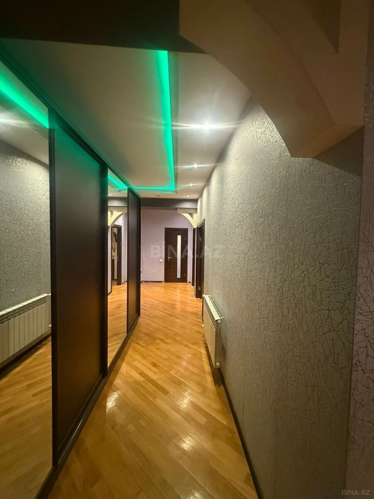 Satılır 3 otaqlı mənzil 159 m²