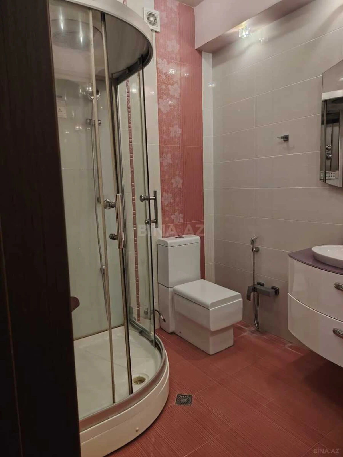 Kirayə verilir 4 otaqlı mənzil 180 m²