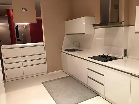 Kirayə verilir 4 otaqlı mənzil 180 m²