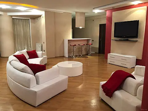 Kirayə verilir 4 otaqlı mənzil 180 m²
