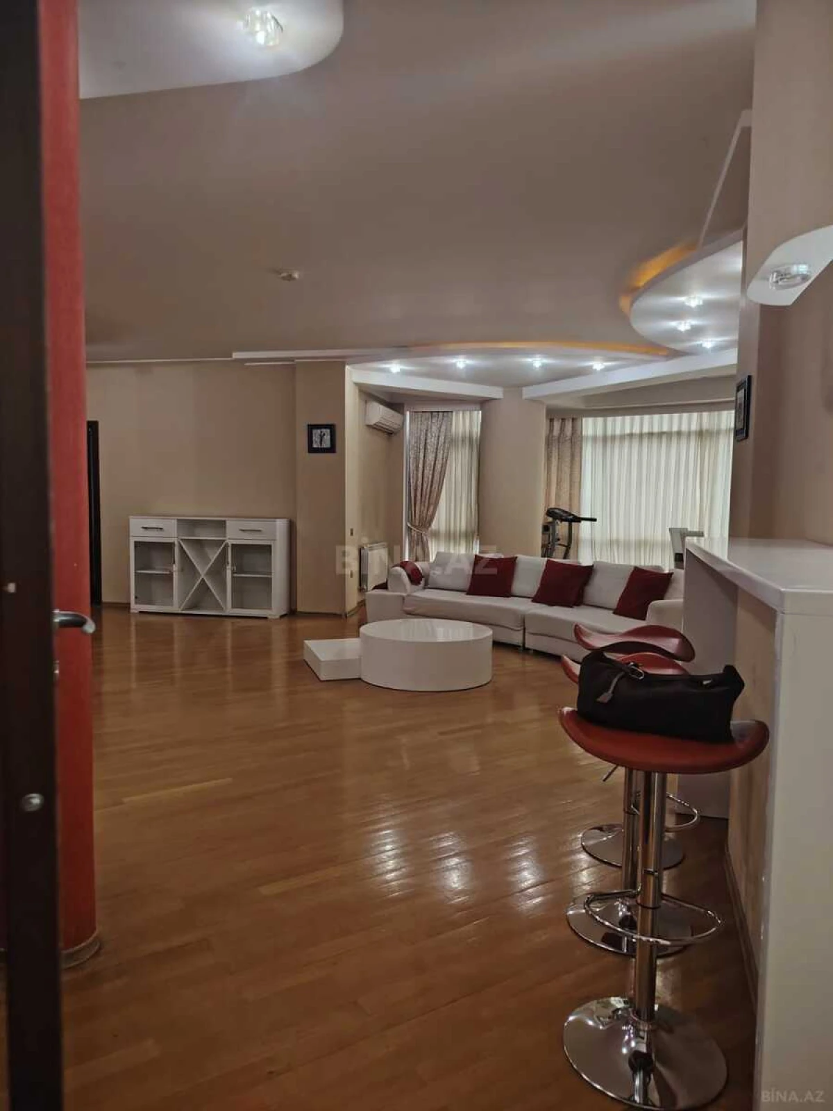 Kirayə verilir 4 otaqlı mənzil 180 m²