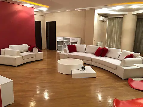 Kirayə verilir 4 otaqlı mənzil 180 m²