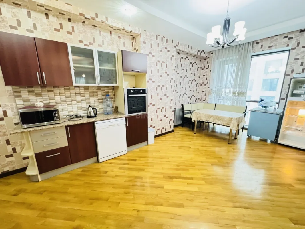 Kirayə verilir 3 otaqlı mənzil 195 m²