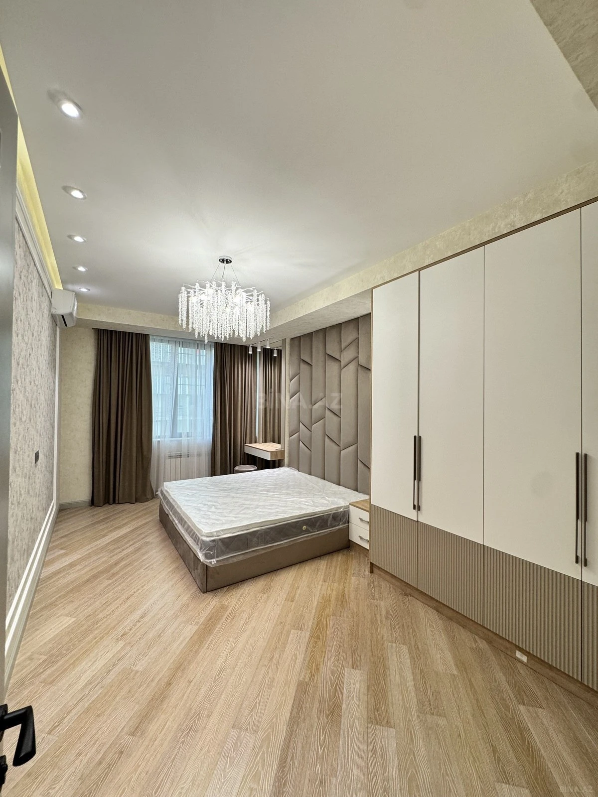 Satılır 3 otaqlı mənzil 143 m²
