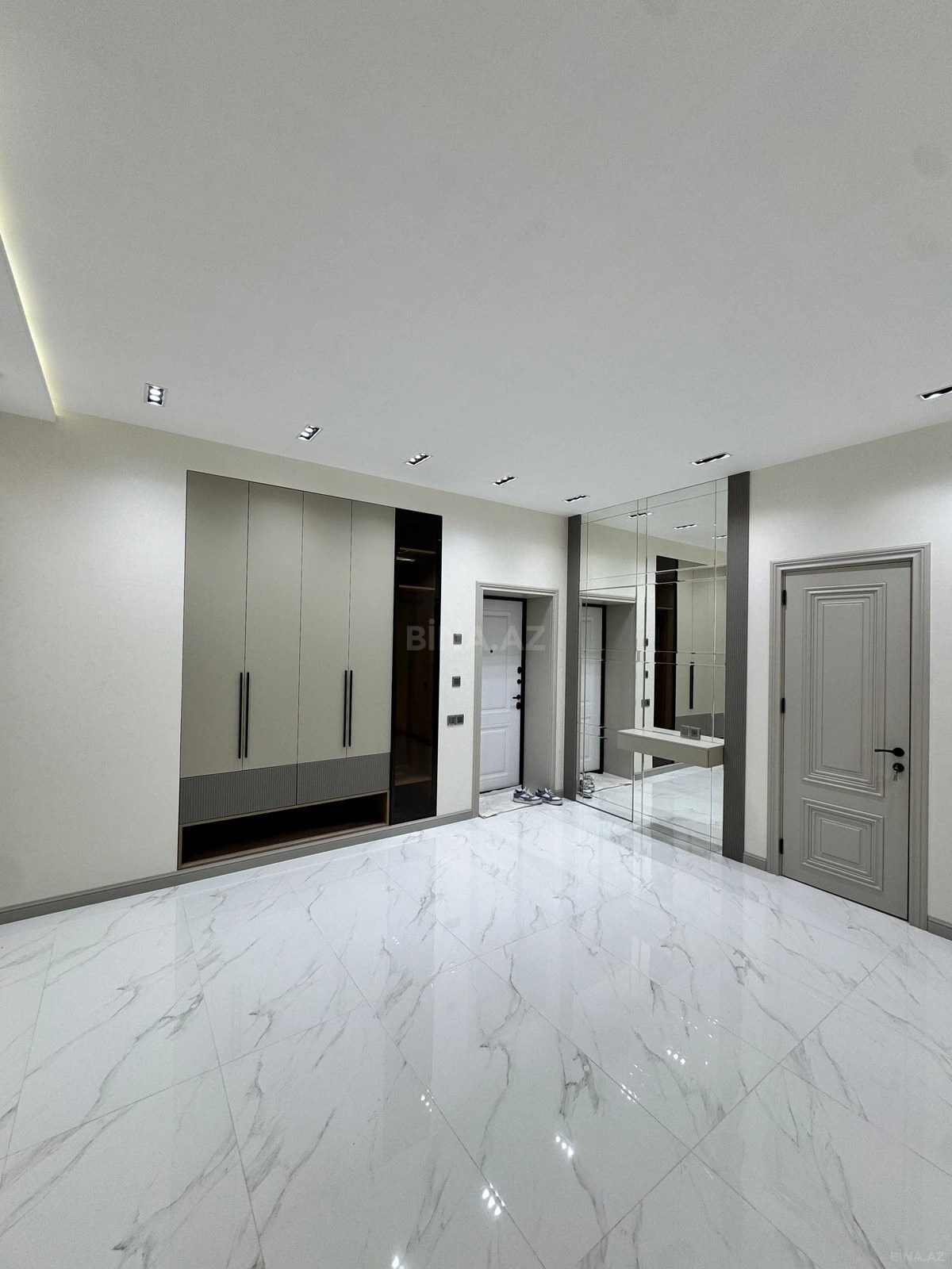 Satılır 3 otaqlı mənzil 143 m²