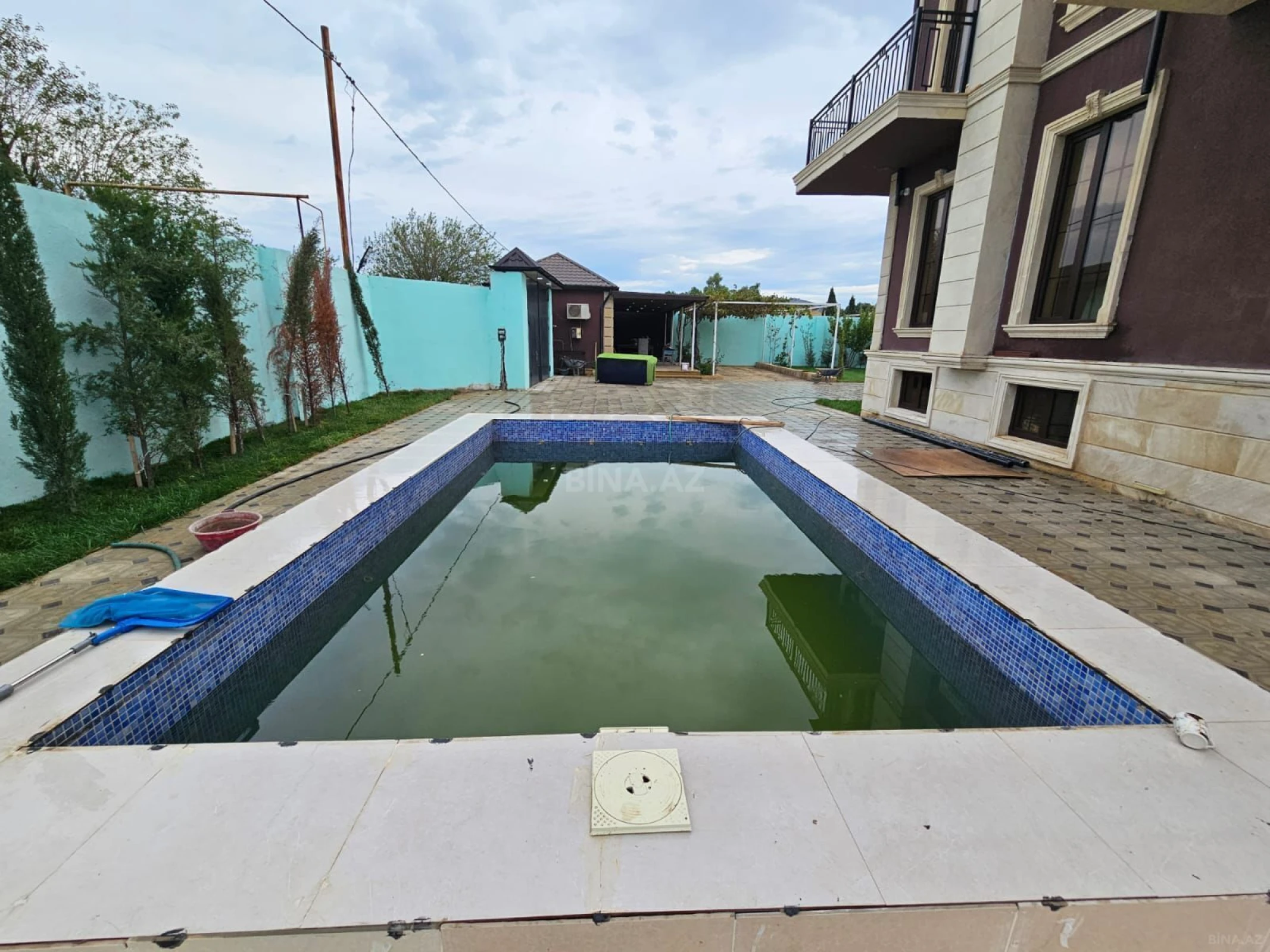 Satılır 11 otaqlı həyət evi 450 m²