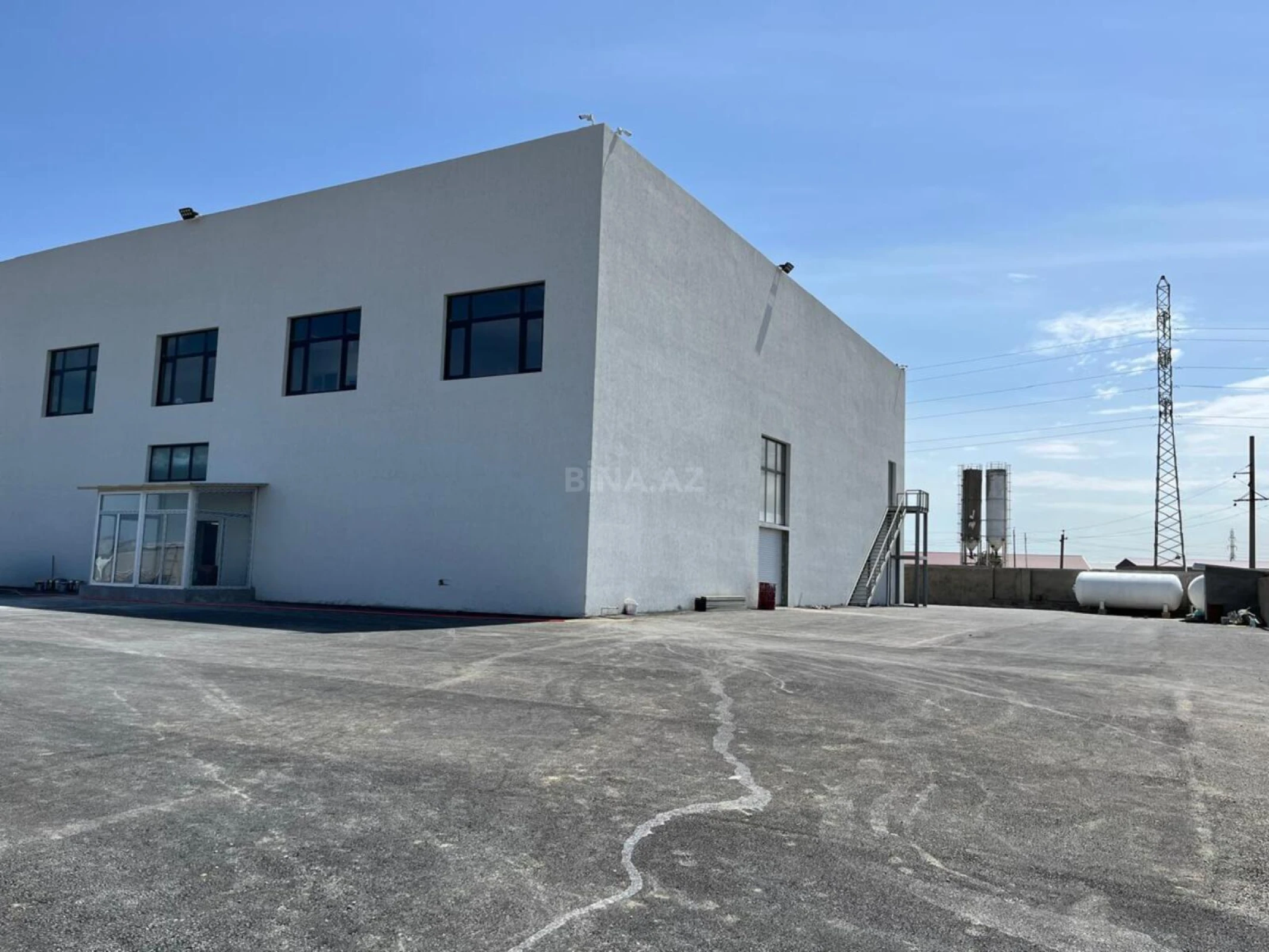 Satılır obyekt 1800 m²