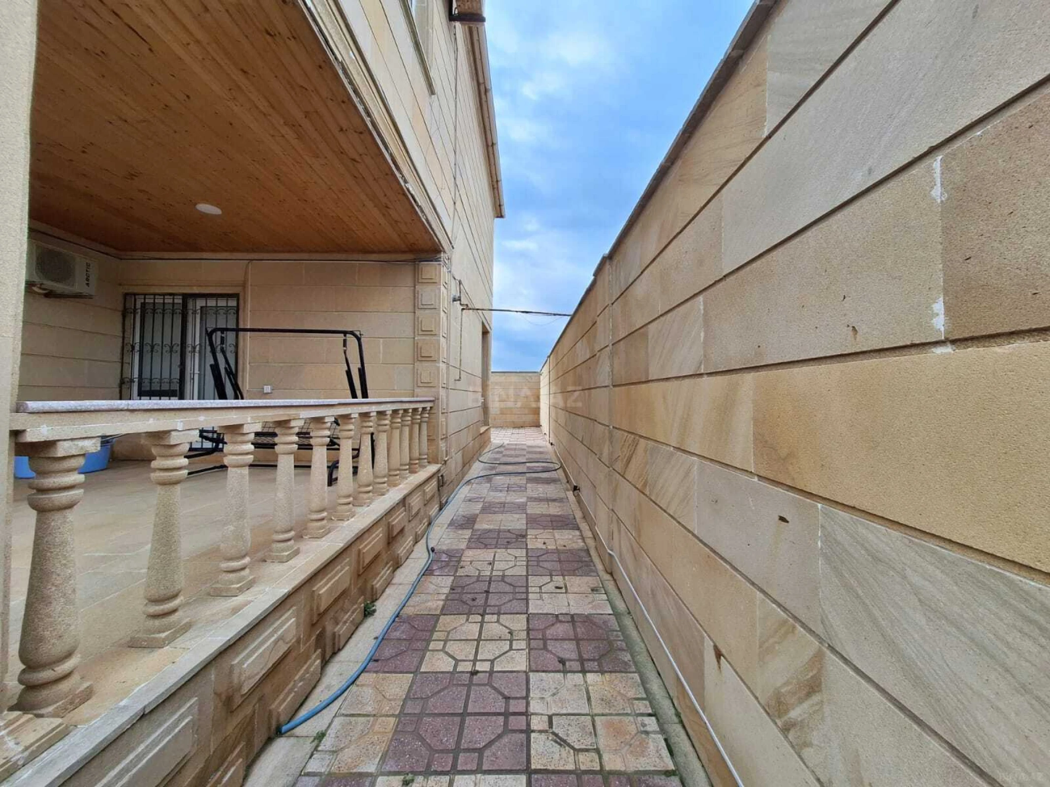 Satılır 8 otaqlı həyət evi 500 m²