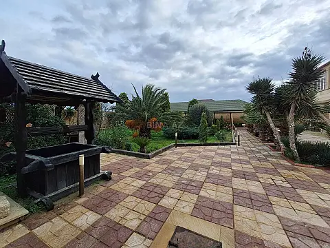 Satılır 8 otaqlı həyət evi 500 m²