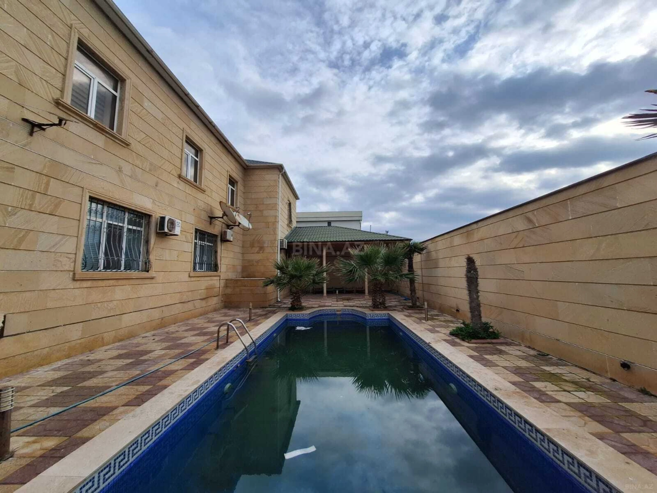 Satılır 8 otaqlı həyət evi 500 m²