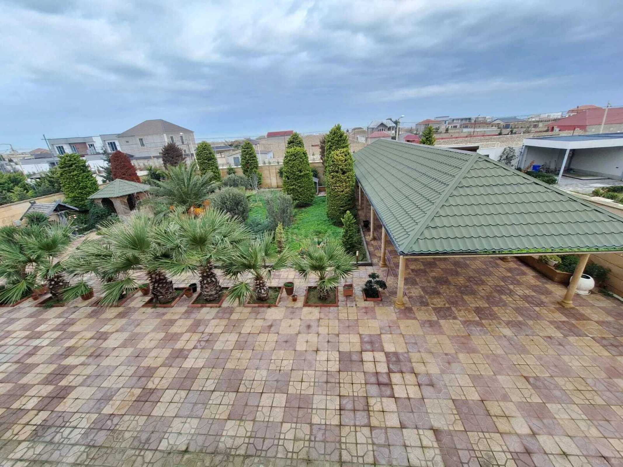 Satılır 8 otaqlı həyət evi 500 m²