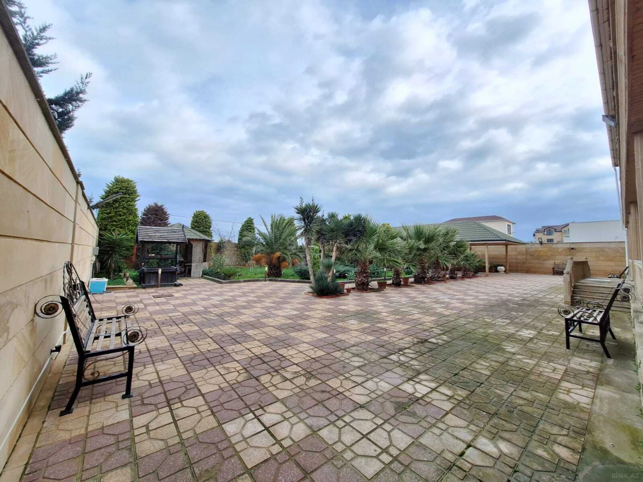 Satılır 8 otaqlı həyət evi 500 m²