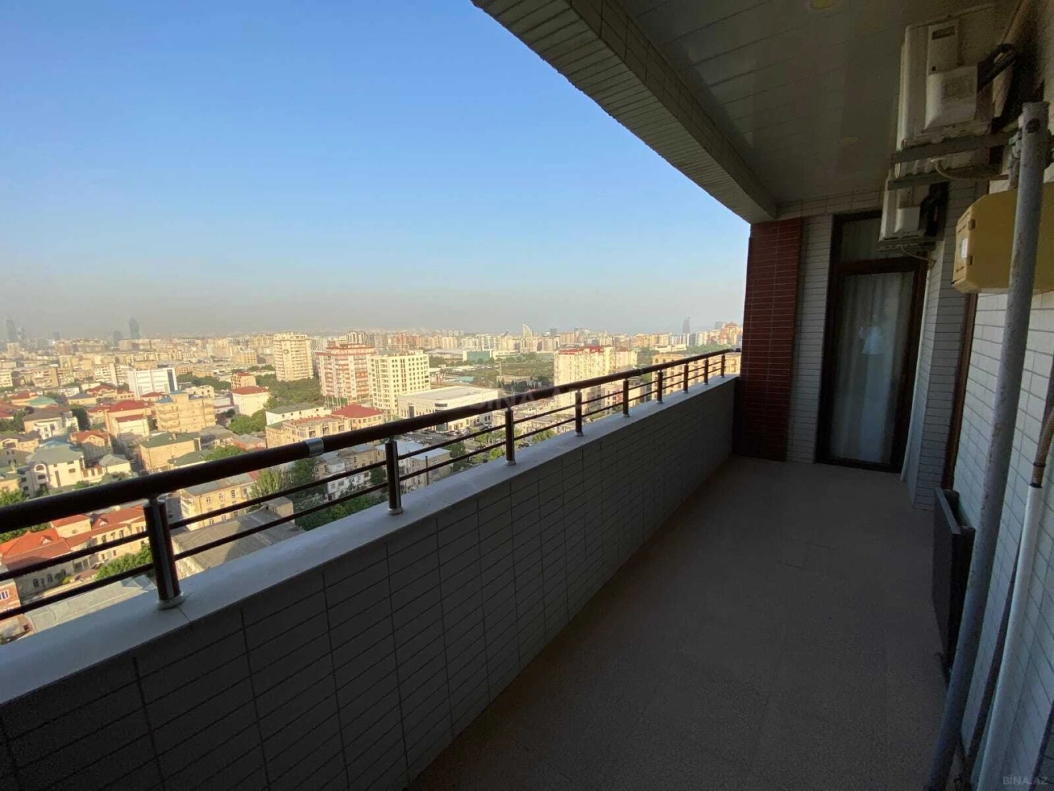 Satılır 3 otaqlı mənzil 156 m²