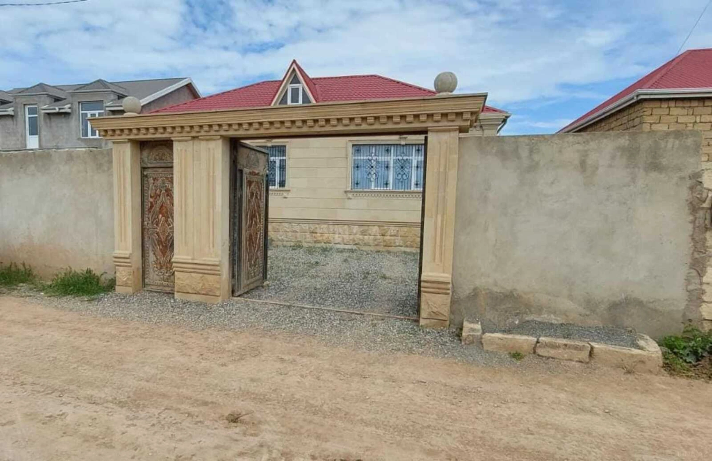 Satılır 4 otaqlı həyət evi 135 m²