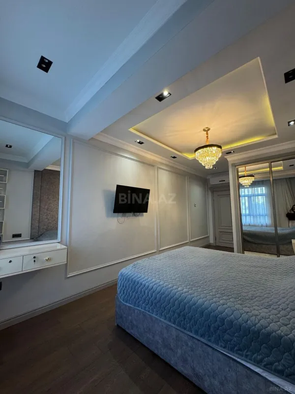 Satılır 4 otaqlı mənzil 216 m²