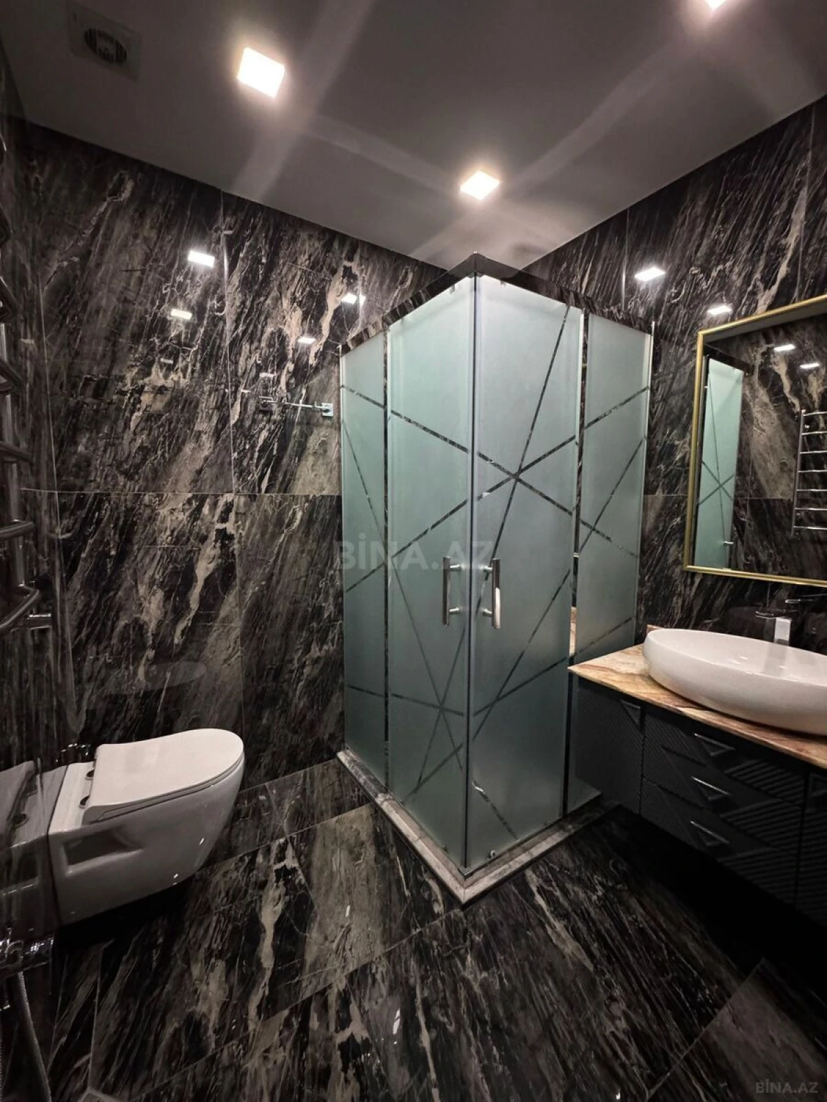 Satılır 4 otaqlı mənzil 216 m²