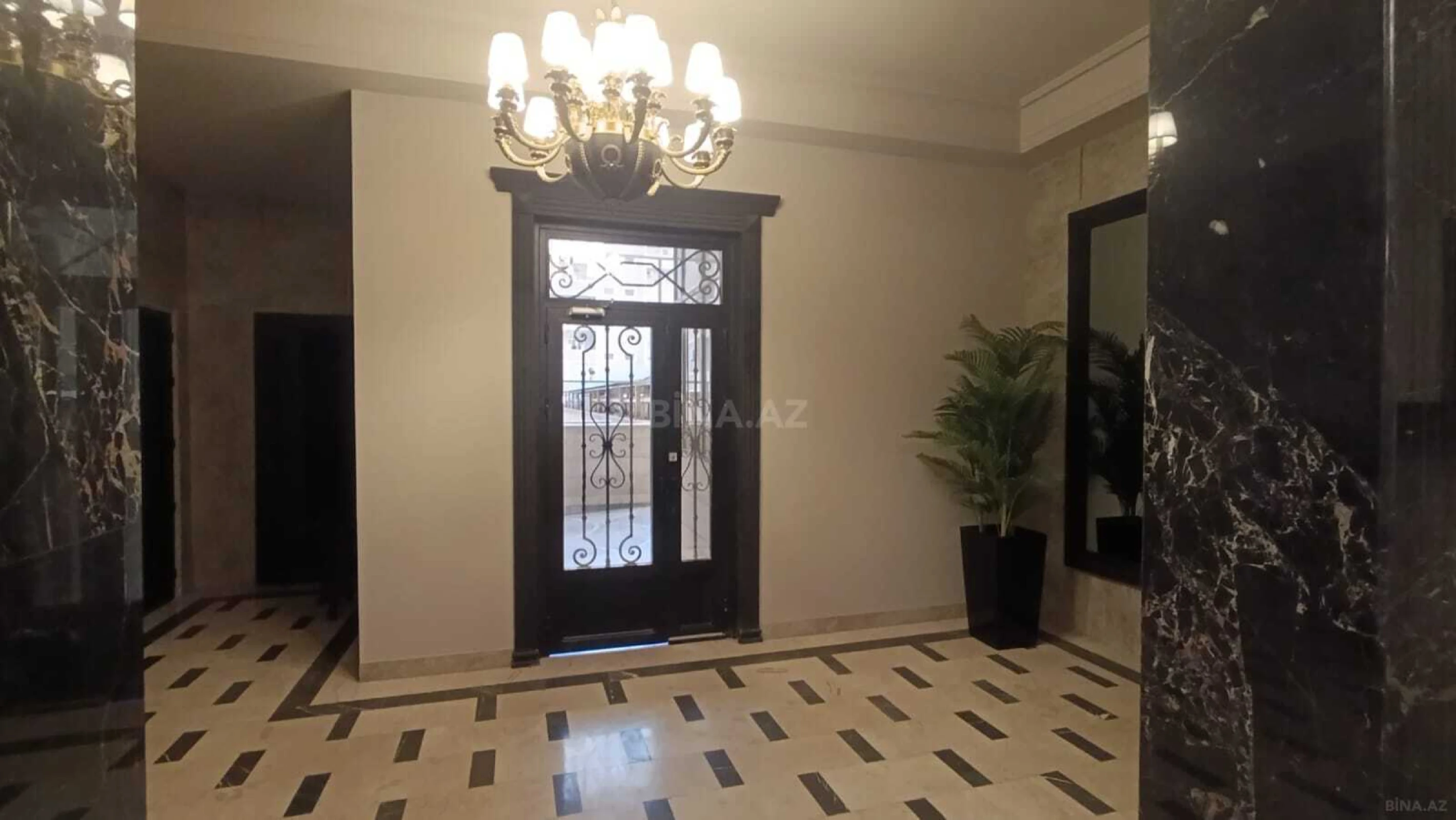 Satılır 4 otaqlı mənzil 216 m²