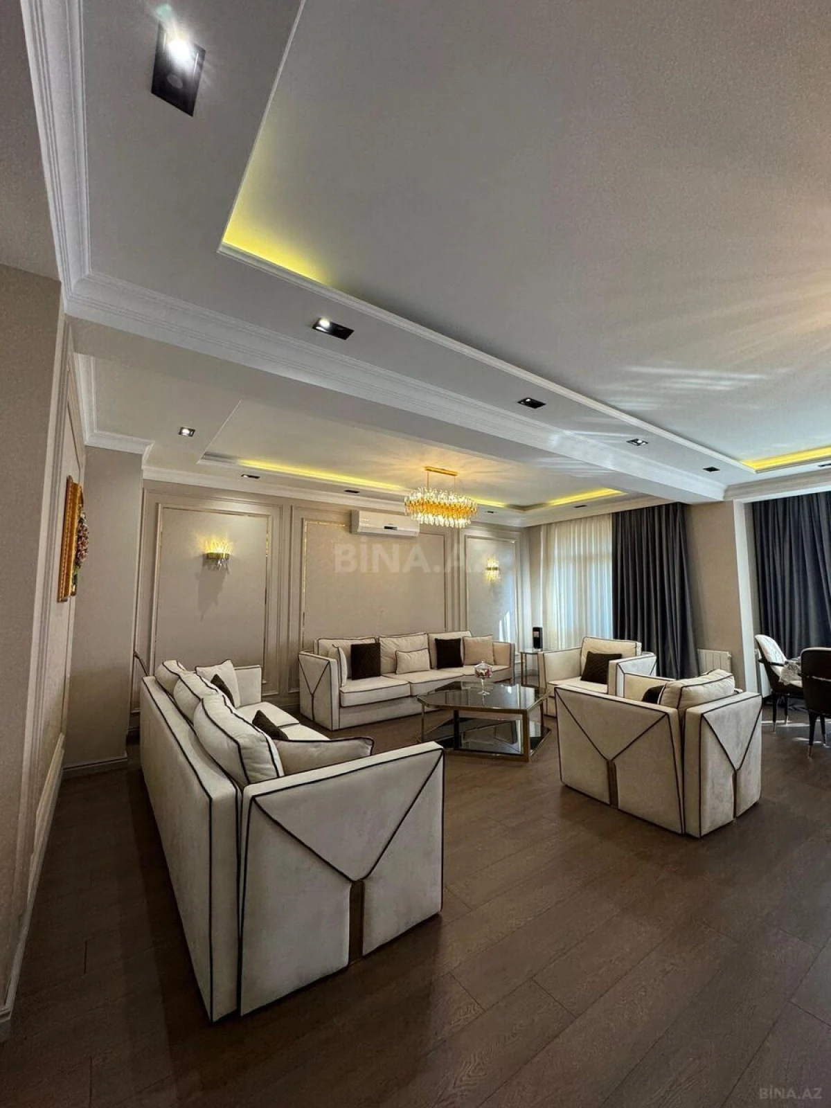 Satılır 4 otaqlı mənzil 216 m²