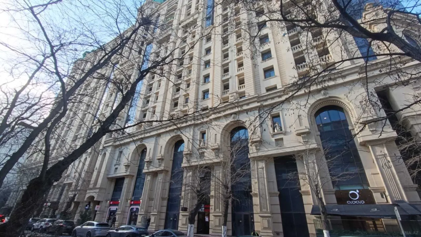 Satılır 4 otaqlı mənzil 216 m²