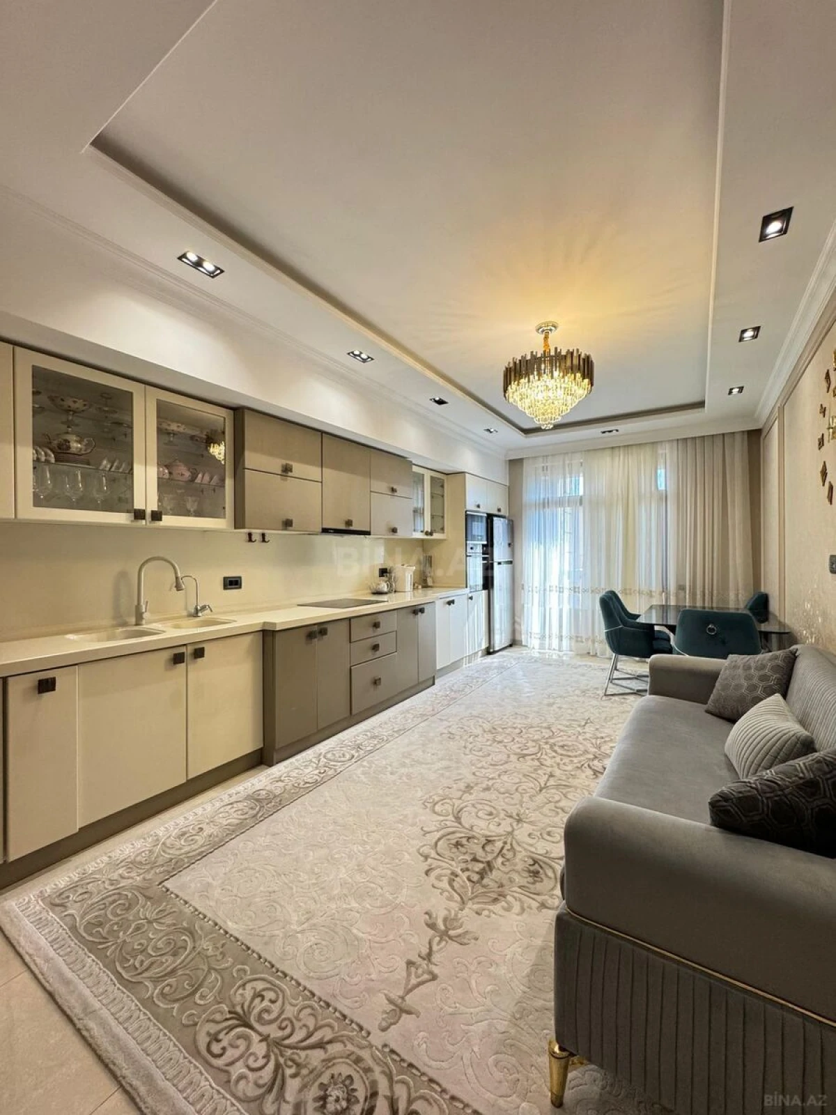 Satılır 4 otaqlı mənzil 216 m²