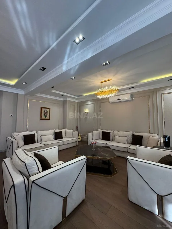 Satılır 4 otaqlı mənzil 216 m²