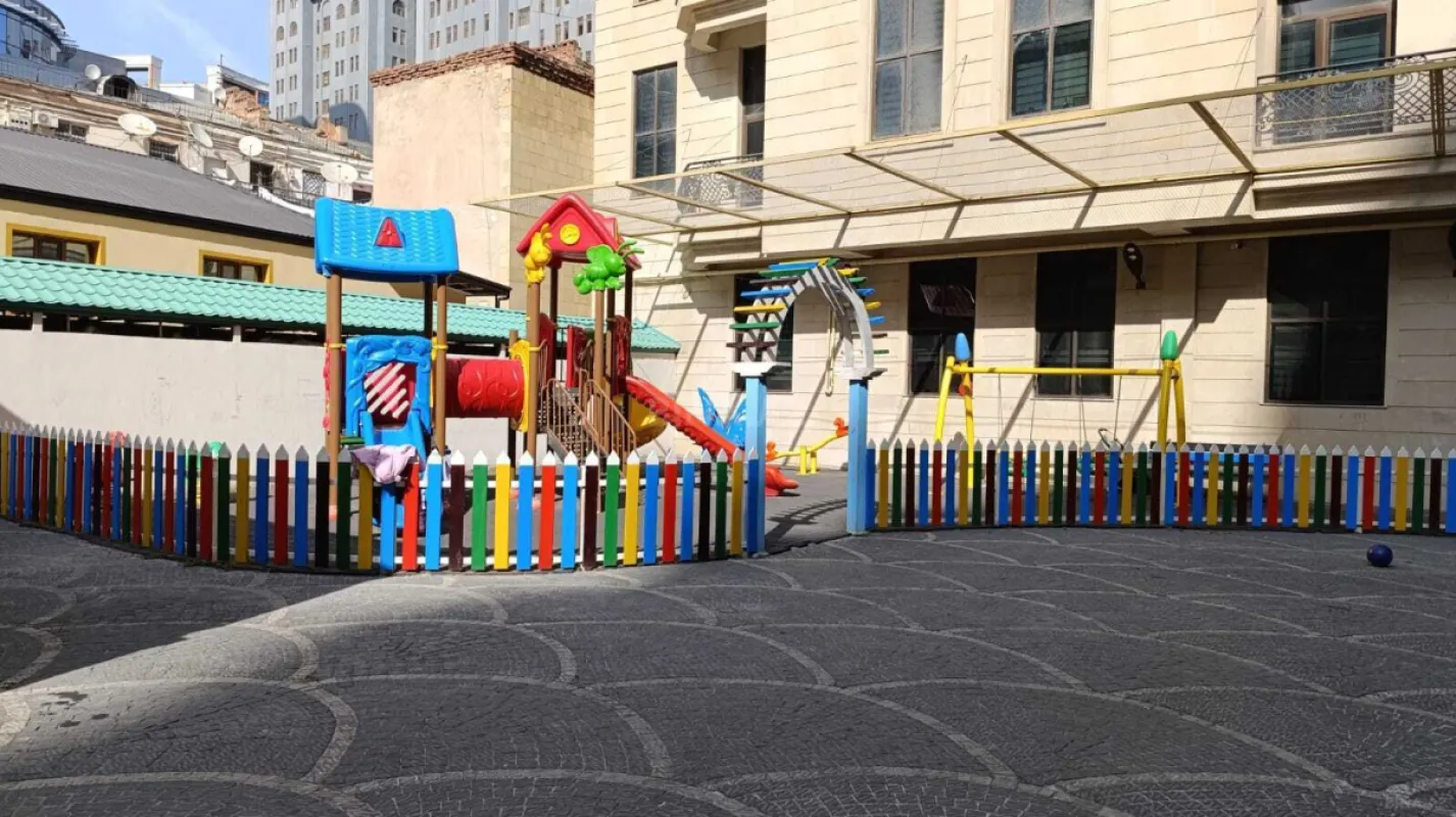 Satılır 4 otaqlı mənzil 216 m²