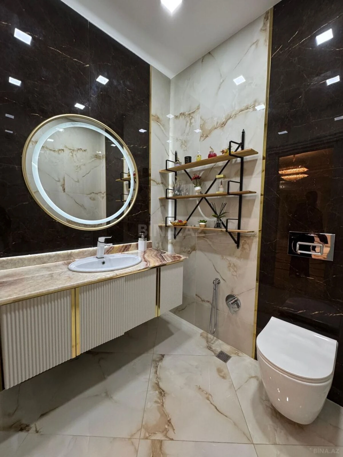 Satılır 4 otaqlı mənzil 216 m²