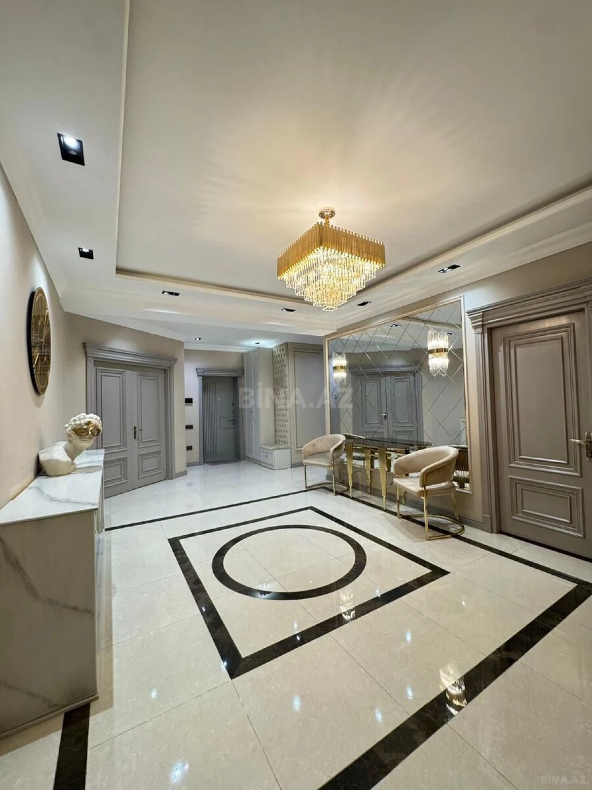 Satılır 4 otaqlı mənzil 216 m²