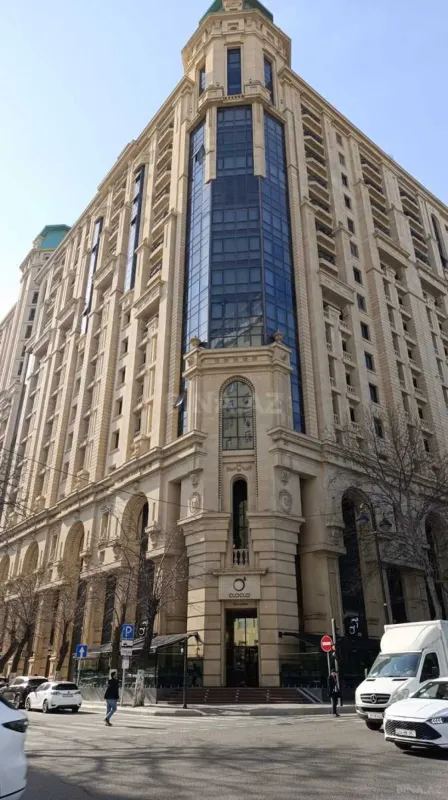 Satılır 4 otaqlı mənzil 216 m²