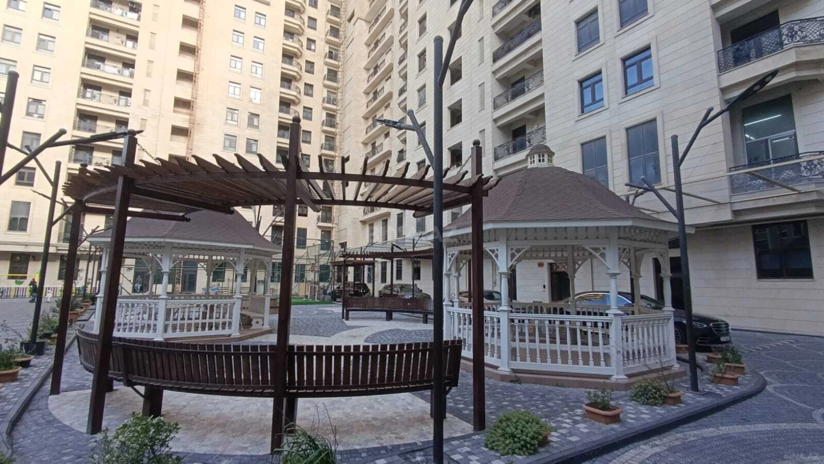 Satılır 4 otaqlı mənzil 216 m²